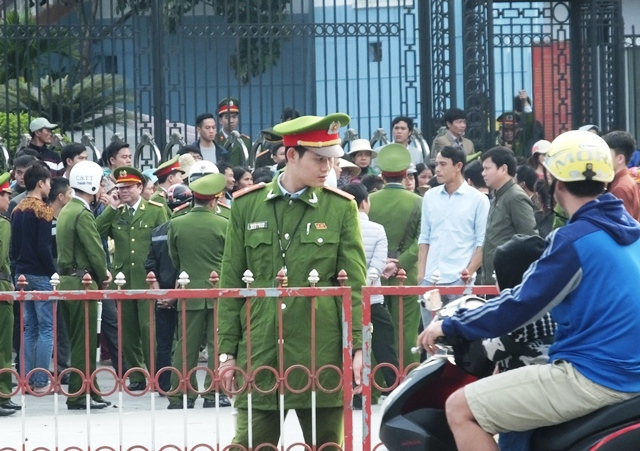 Thanh[-]Hóa:[-]Dân[-]tụ[-]tập[-]trước[-]UBND[-]tỉnh[-]đòi[-]FLC[-]trả[-]lại[-]bãi[-]biển